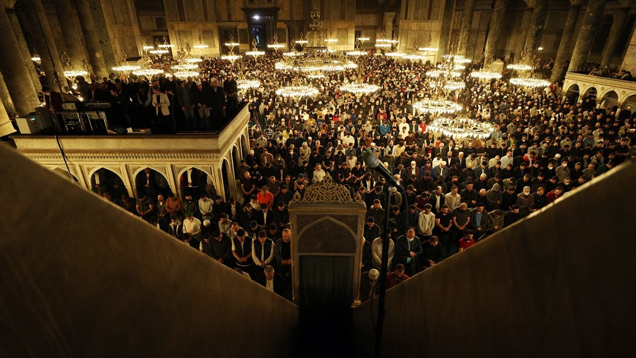 Kadir Gecesi tüm yurtta  dualarla idrak edildi: Ayasofya’da eller semaya yükseldi