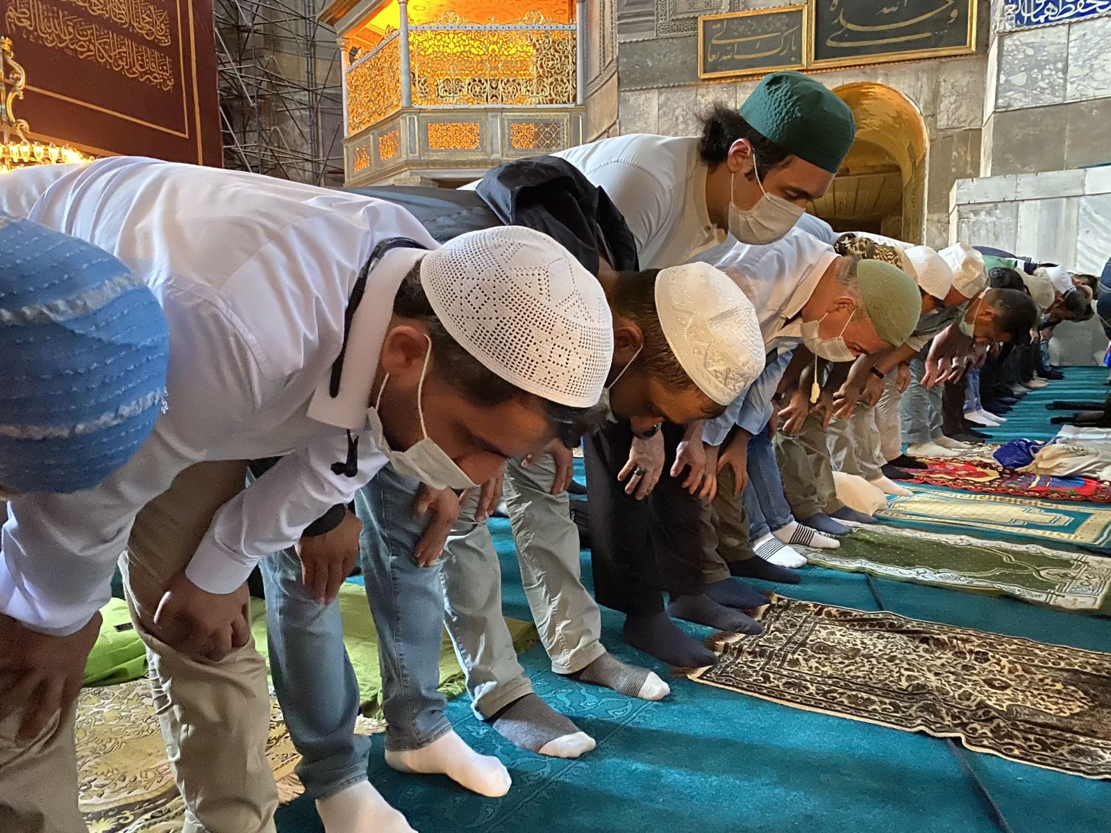 Ayasofya Camii’nde ilk vakit namazı halka açık kılındı