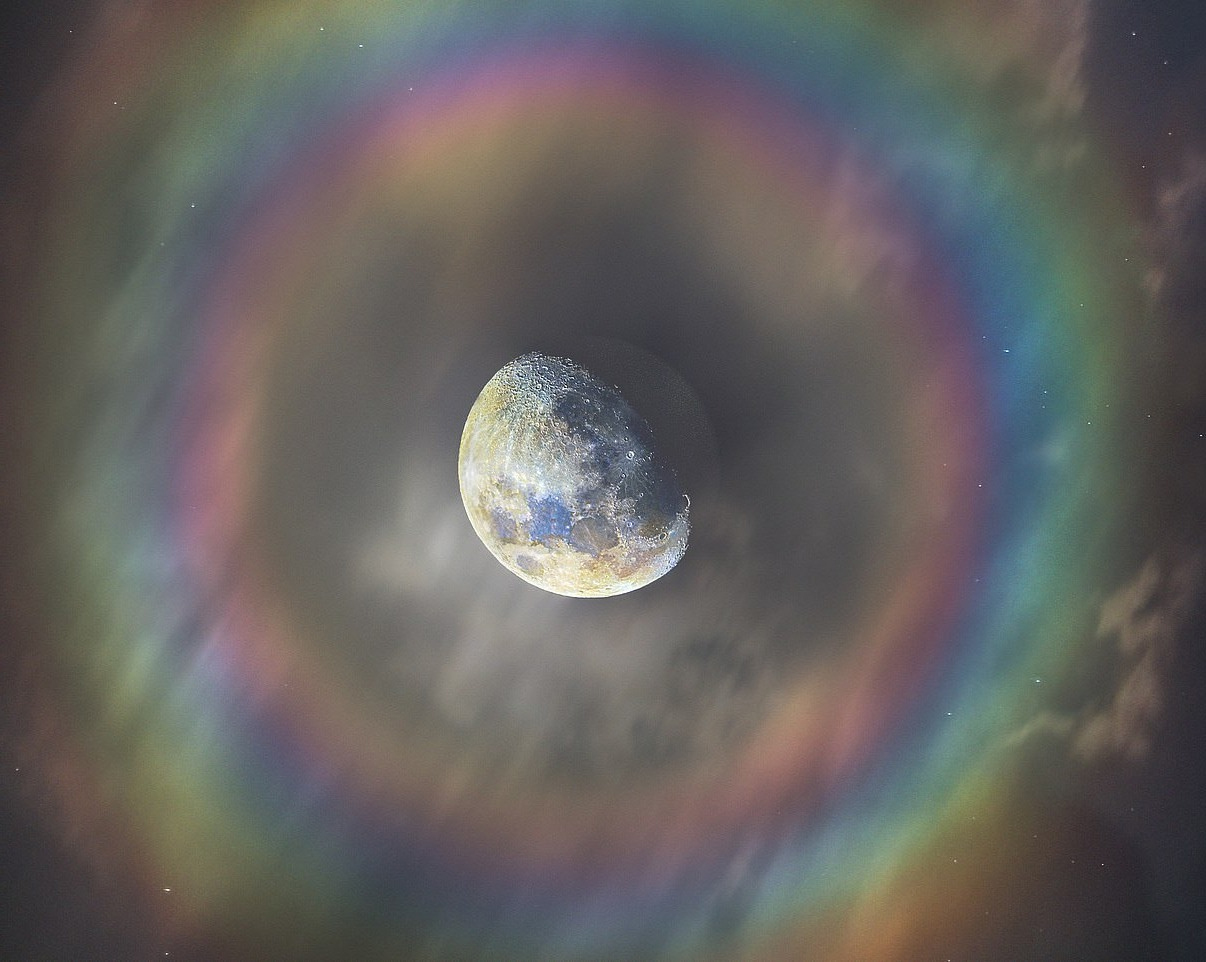 Muhteşem görüntü! Gökkuşağı içinde Ay