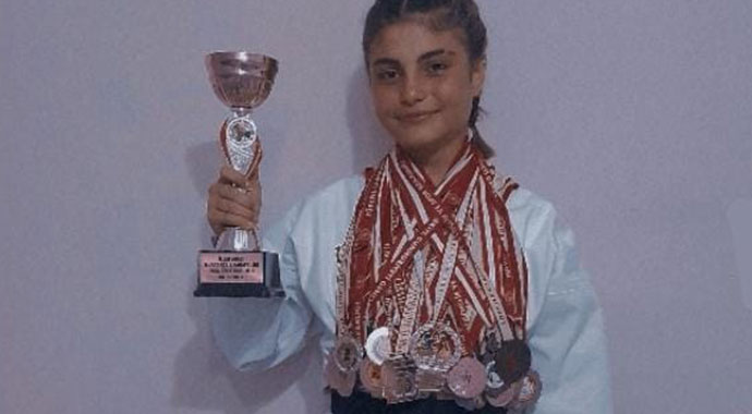 Milli karateci tarlada çapa sallayarak şampiyonaya hazırlanıyor
