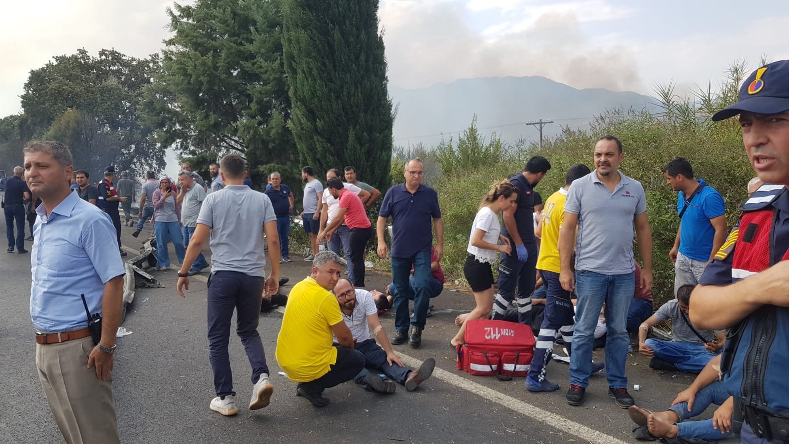 Köpeğe çarpmamak için manevra yapan otobüs tarlaya uçtu: Çok sayıda yaralı var