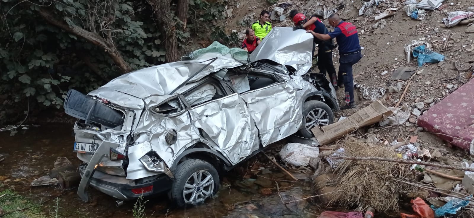 Otomobil dereye uçtu, anne ve kızı hayatını kaybetti