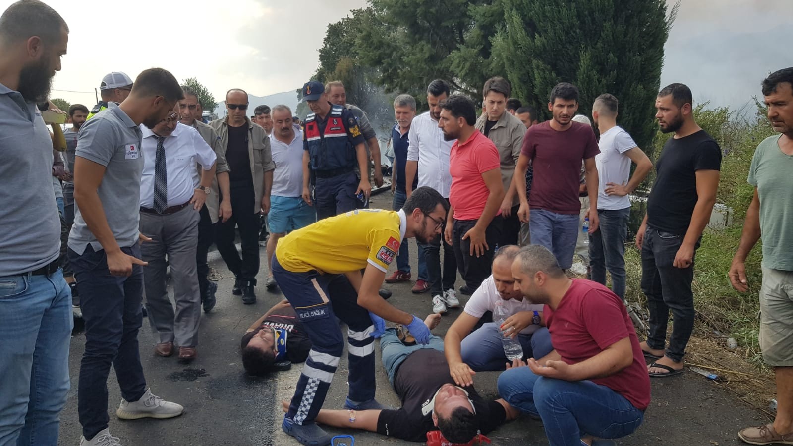 Köpeğe çarpmamak için manevra yapan otobüs tarlaya uçtu: Çok sayıda yaralı var