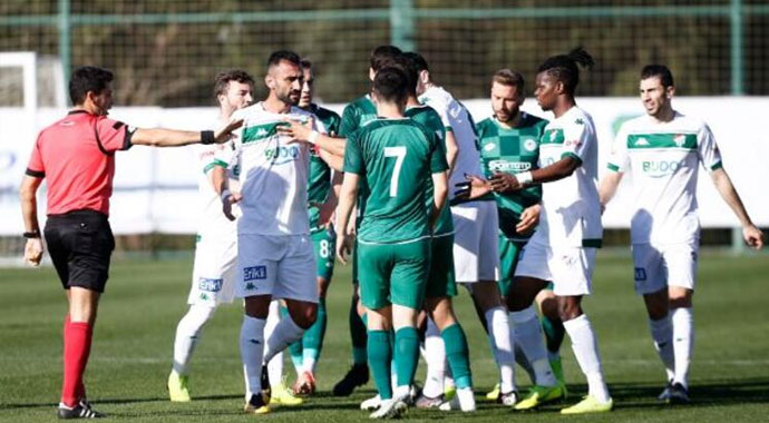 Konyaspor ile Bursaspor arasındaki maçta saha karıştı! Teknik direktörler oyuncuları zor sakinleştirdi