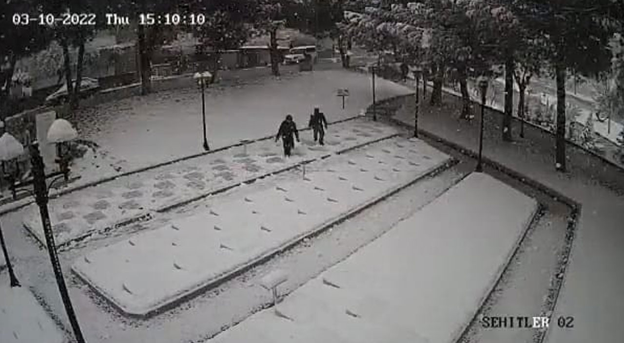 Şehit mezarlığında duygulandıran kare