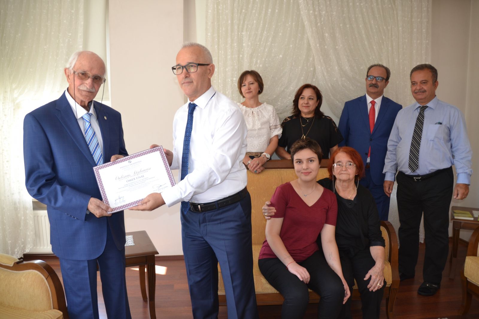 Bitmeyen azim... 86 yaşında ikinci üniversiteden mezun oldu