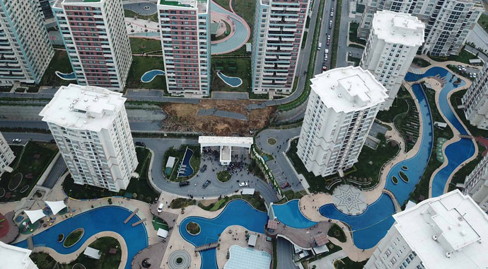 Başakşehir'de istinat duvarı çöktü: 1 kişi hayatını kaybetti