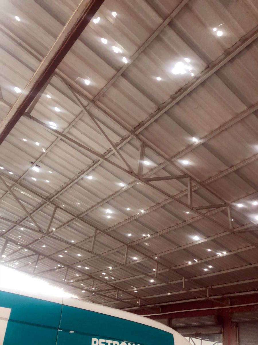 Ceviz büyüklüğünde dolu yağdı, iş yerlerinin çatıları delindi