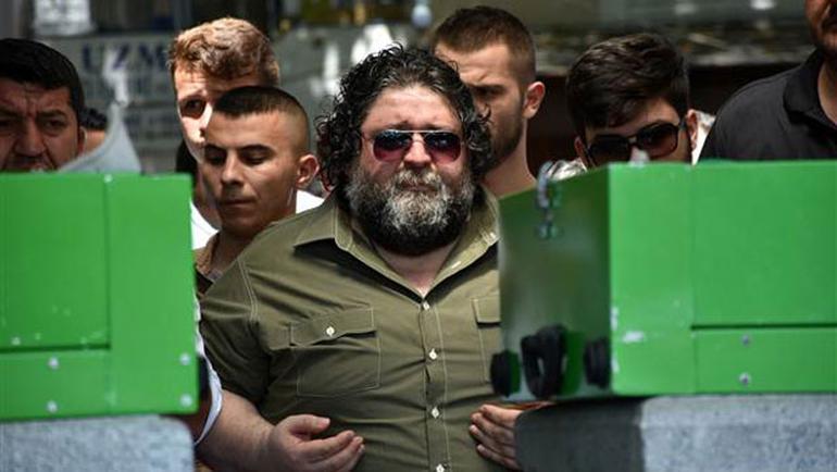 Polis gözetiminde cenazeye katıldı, iki oğlunu böyle toprağa verdi