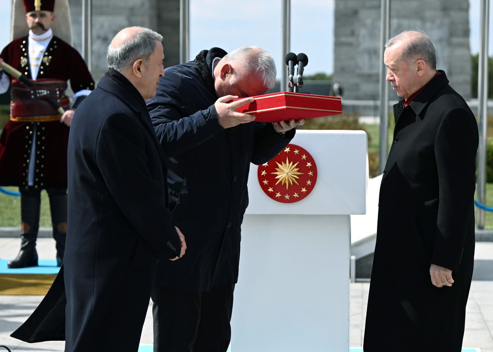 Cumhurbaşkanı Erdoğan öpüp başına koymuştu! İşte 129 yıllık sancağın hikayesi