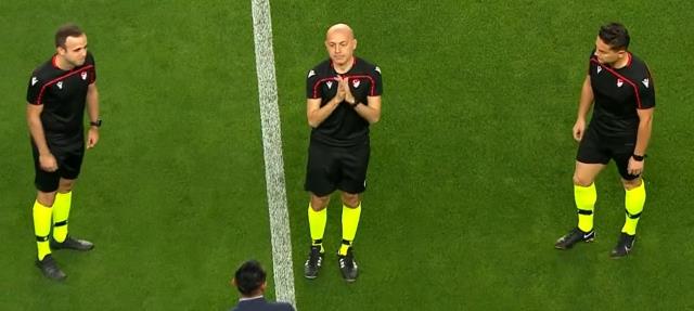 Cüneyt Çakır yeşil sahalara geri döndü! Taraftarın desteği ise duygusal anlar yaşattı