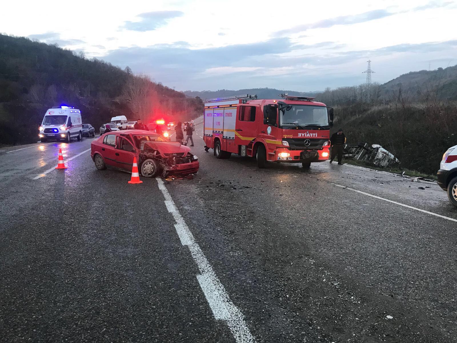 Otomobil işçi servisine çarptı, 16 kişi yaralandı