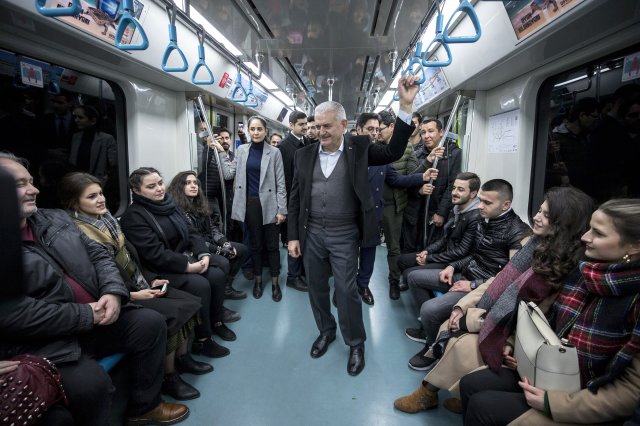 Binali Yıldırım, Marmaray'a binip yolcularla sohbet etti