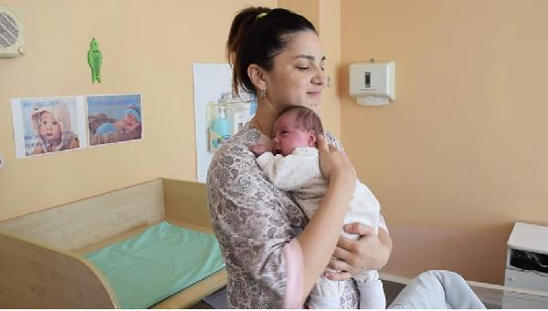 Kazakistan’da bir kadın 3 ayda 2 kez doğum yaptı!