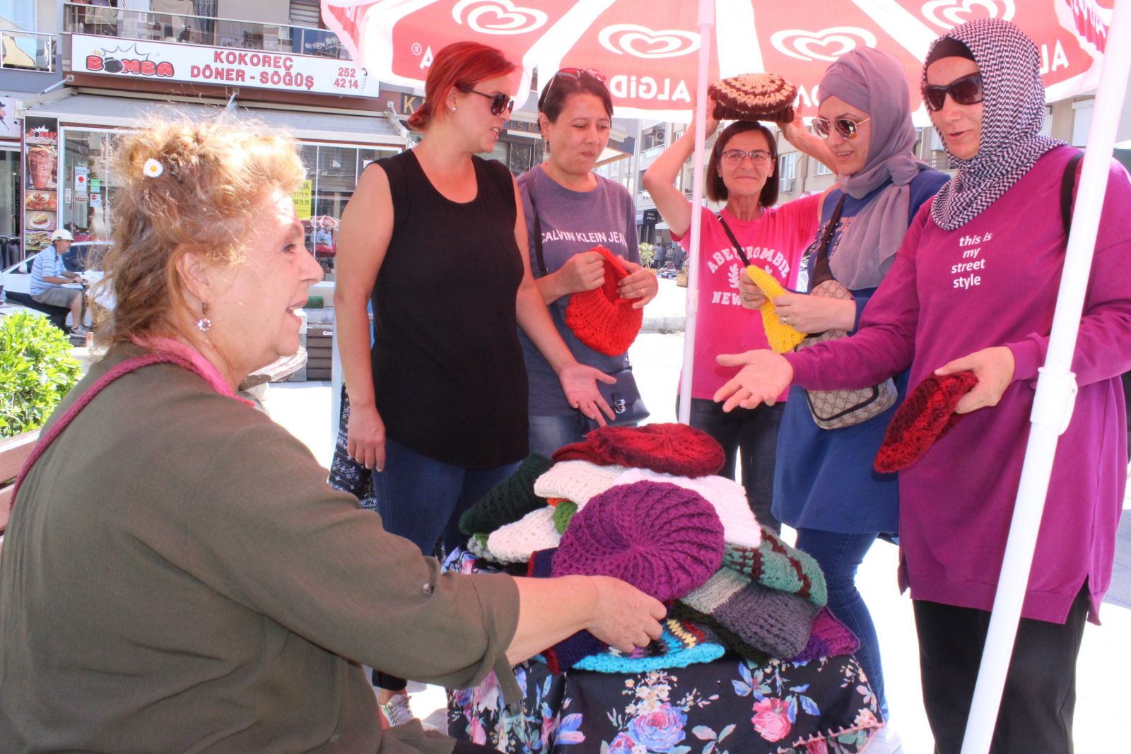 Görenler şoke oldu! Ünlü oyuncu Fatma Belgen pazarda bere satıyor