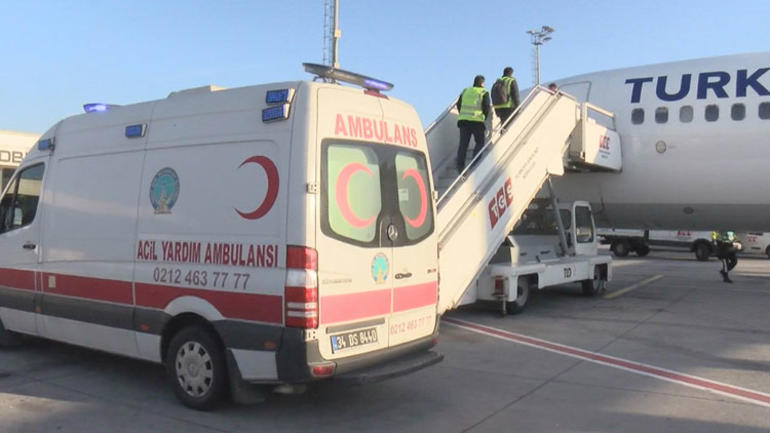 İstanbul'a gelen uçakta bir kadın yolcu doğum yaptı