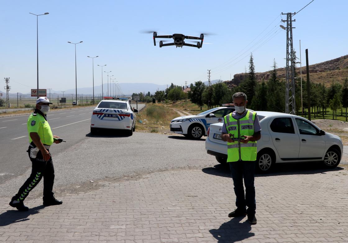 Bayram dolayısıyla kara yollarında sıkı trafik tedbirleri uygulanmaya başlandı