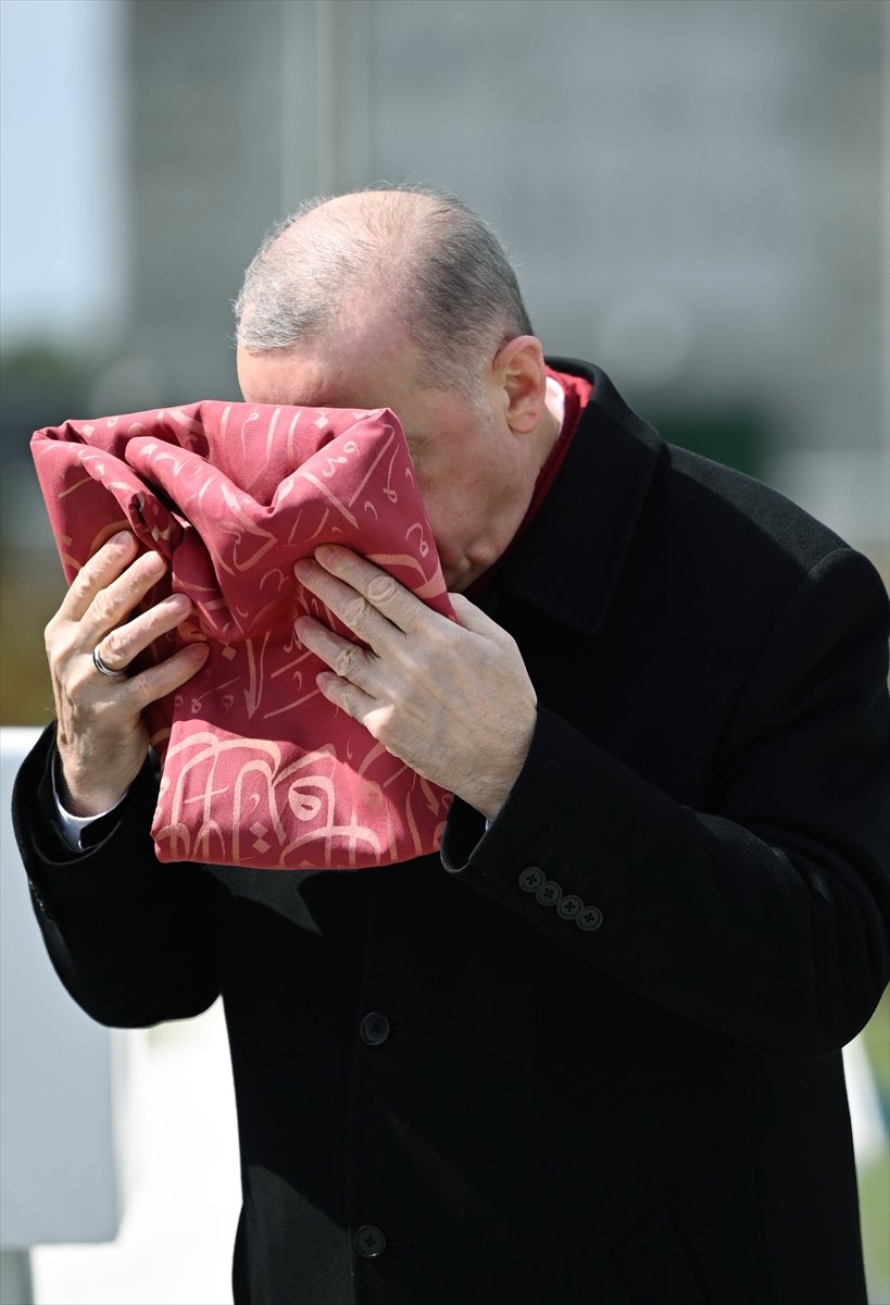 129 yıl sonra Çanakkale’de! Cumhurbaşkanı Erdoğan Osmanlı sancağını öpüp başına götürdü