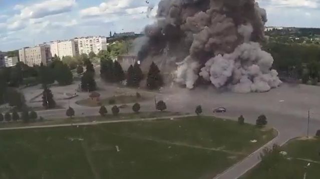 Ukrayna’dan korkunç görüntüler! Rusya sivillerin olduğu binayı yerle bir etti