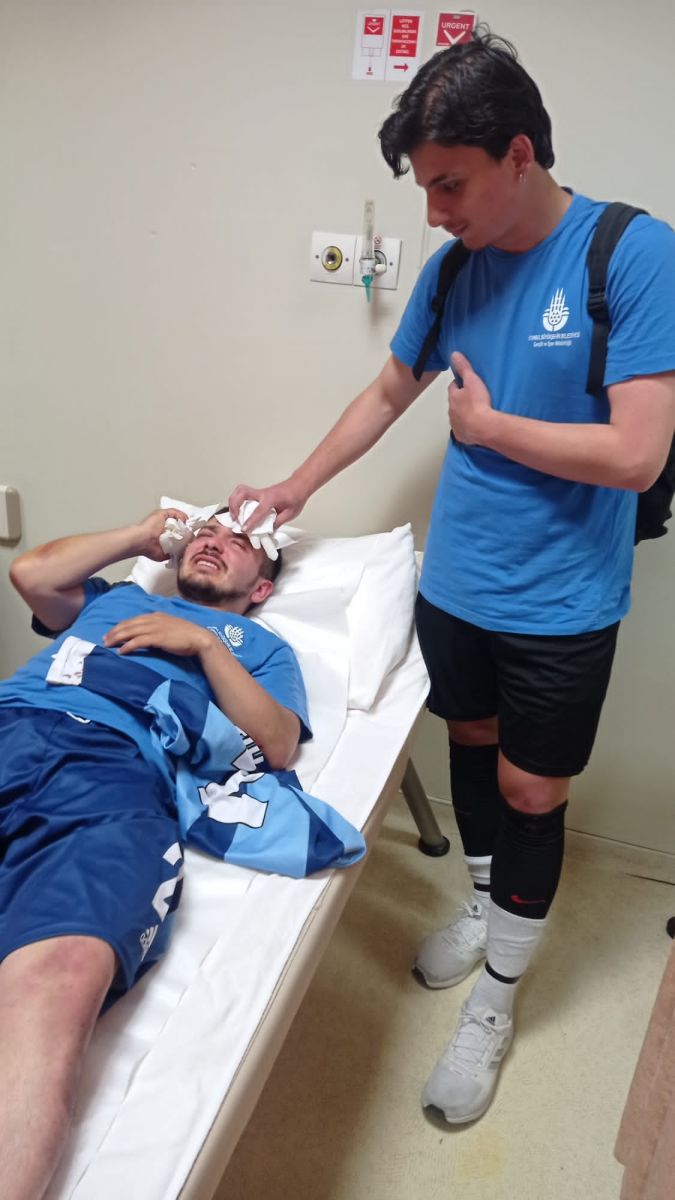 Maçta saha boks ringine döndü! 4 futbolcu tekme tokat dayak yedi