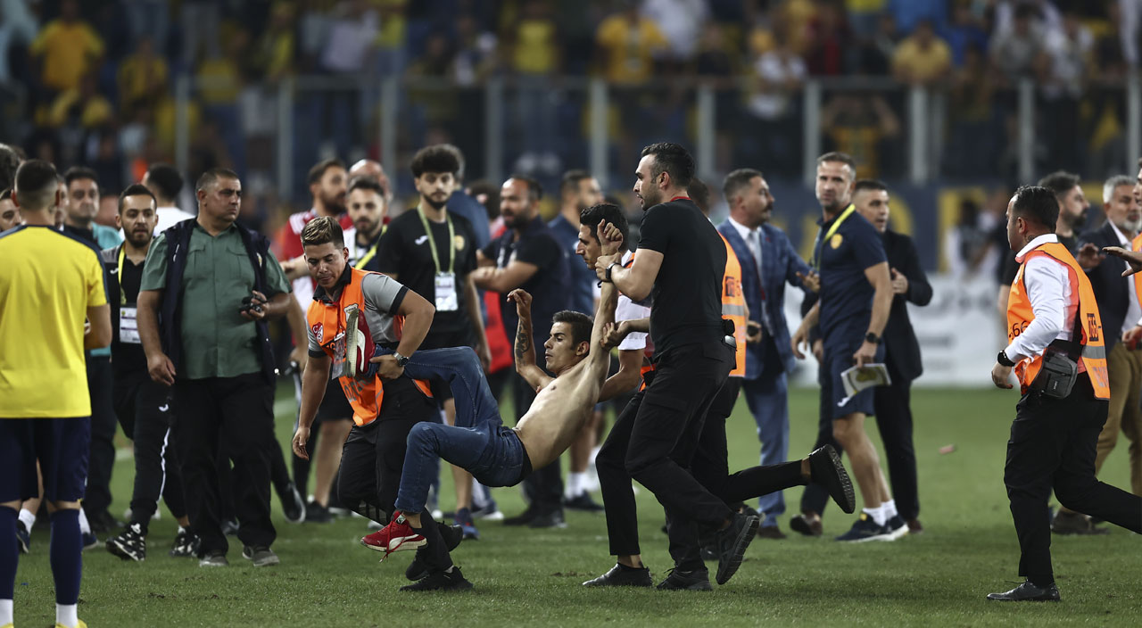 Salih Uçan'a uçan tekme! Beşiktaşlı futbolcu korkunç saldırıyı ucuz atlattı! Ankaragücü'nün sahası kapanacak