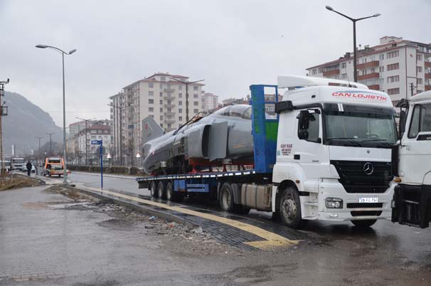 Savaş uçağı karayoluyla Ankara'ya getirildi