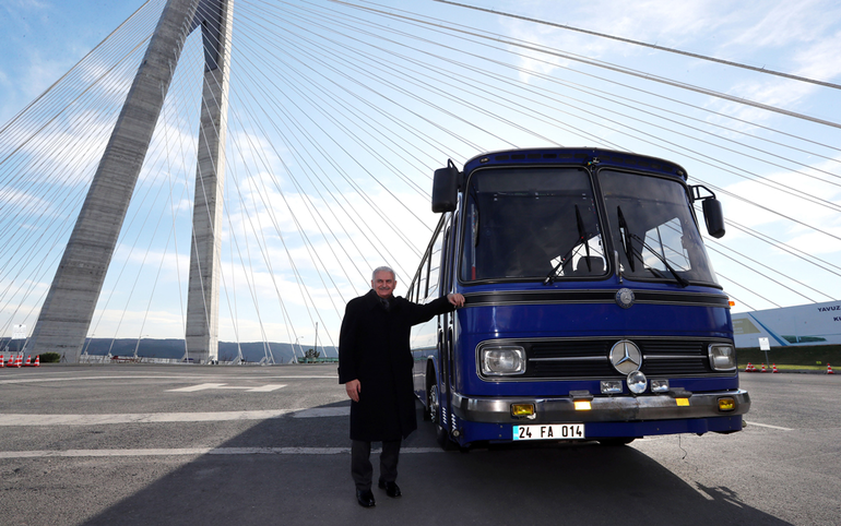 Binali Yıldırım'a sürpriz! 1978 model otobüsün koltuğuna geçti