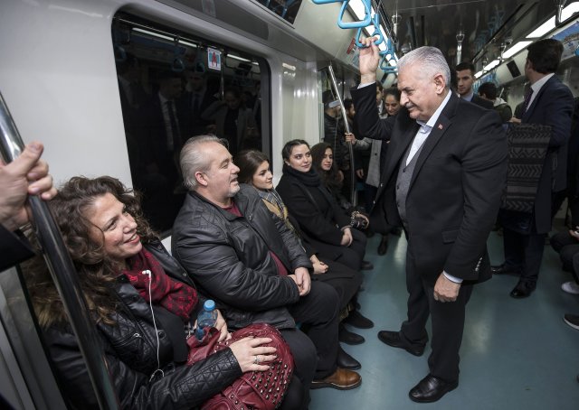 Binali Yıldırım, Marmaray'a binip yolcularla sohbet etti