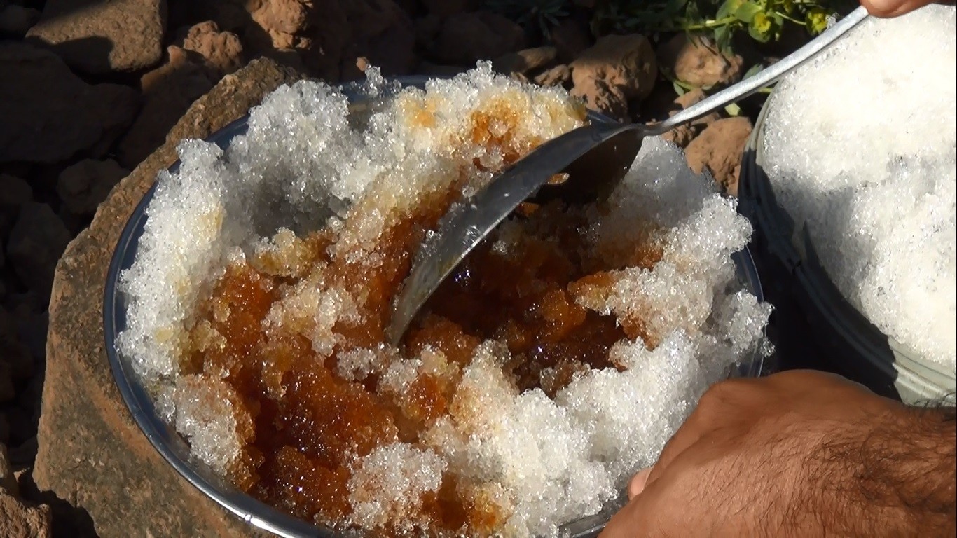 Kavurucu yaz sıcağında ‘karlı pekmez’ yiyerek serinliyorlar