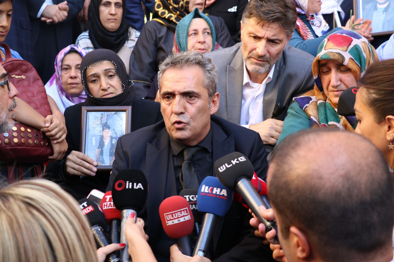 Sanat camiasından ailelerin HDP önündeki eylemine destek