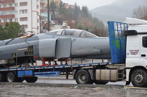 Savaş uçağı karayoluyla Ankara'ya getirildi