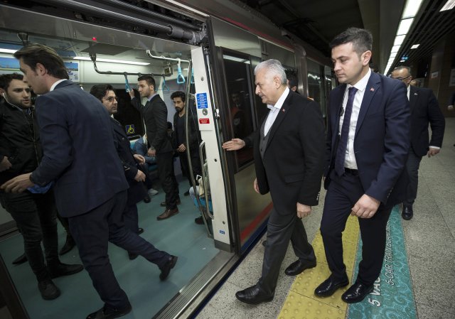 Binali Yıldırım, Marmaray'a binip yolcularla sohbet etti