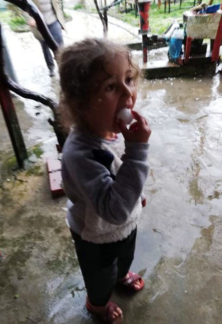 Ceviz büyüklüğünde dolu yağdı, iş yerlerinin çatıları delindi