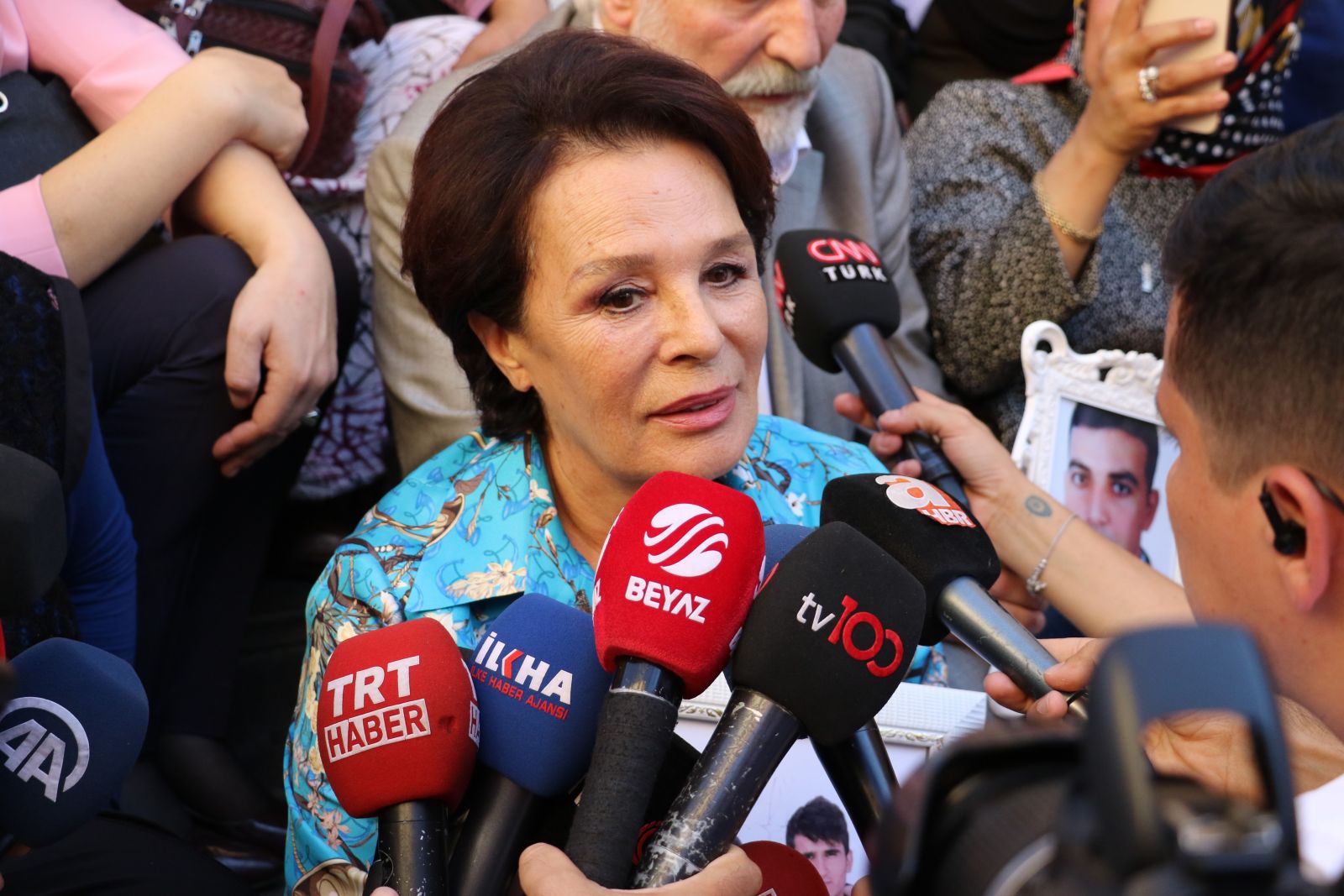 Sanat camiasından ailelerin HDP önündeki eylemine destek