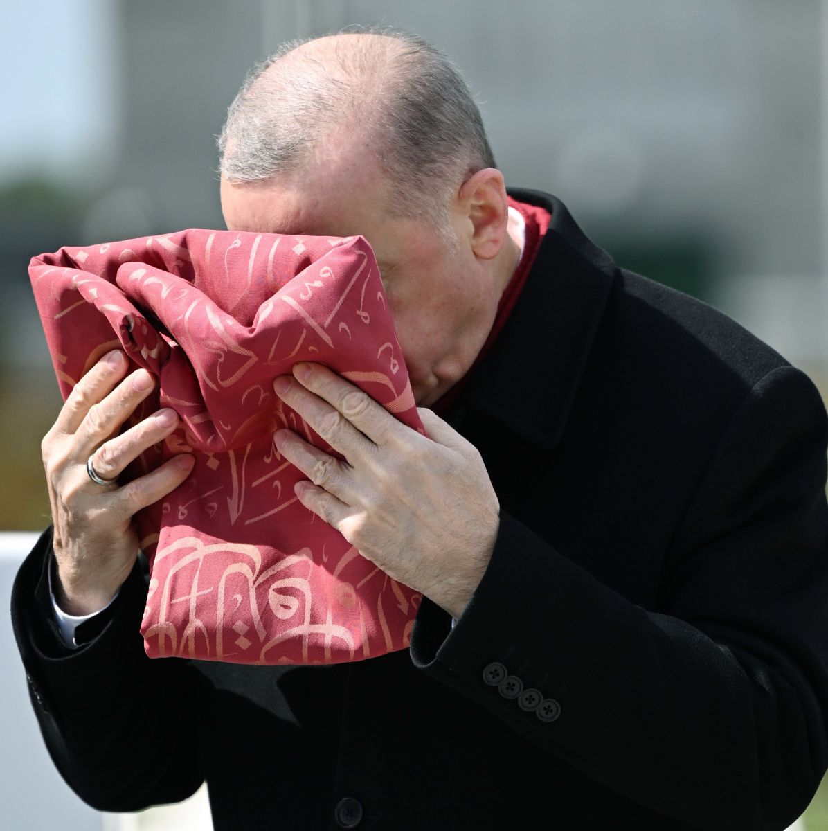 Cumhurbaşkanı Erdoğan öpüp başına koymuştu! İşte 129 yıllık sancağın hikayesi