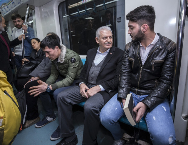 Binali Yıldırım, Marmaray'a binip yolcularla sohbet etti