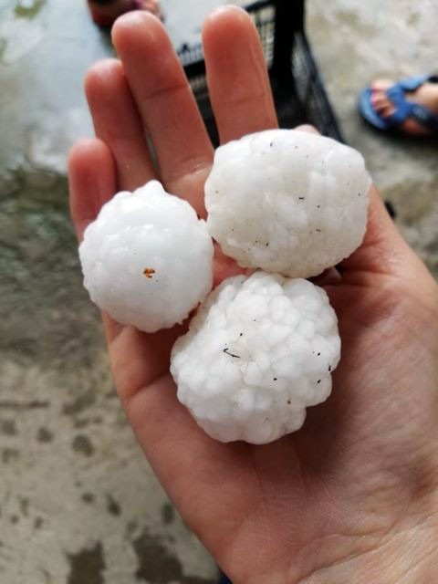 Ceviz büyüklüğünde dolu yağdı, iş yerlerinin çatıları delindi