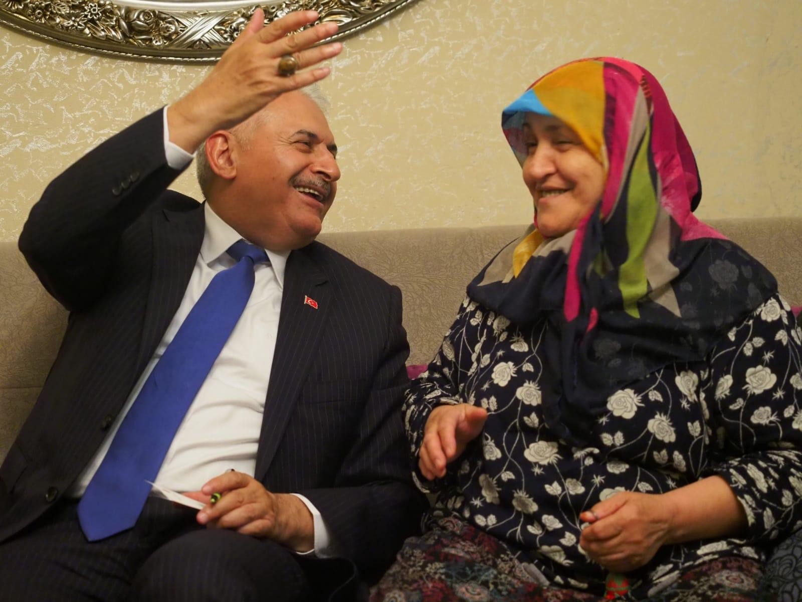 Binali Yıldırım sahurda Laçin ailesinin evine misafir oldu
