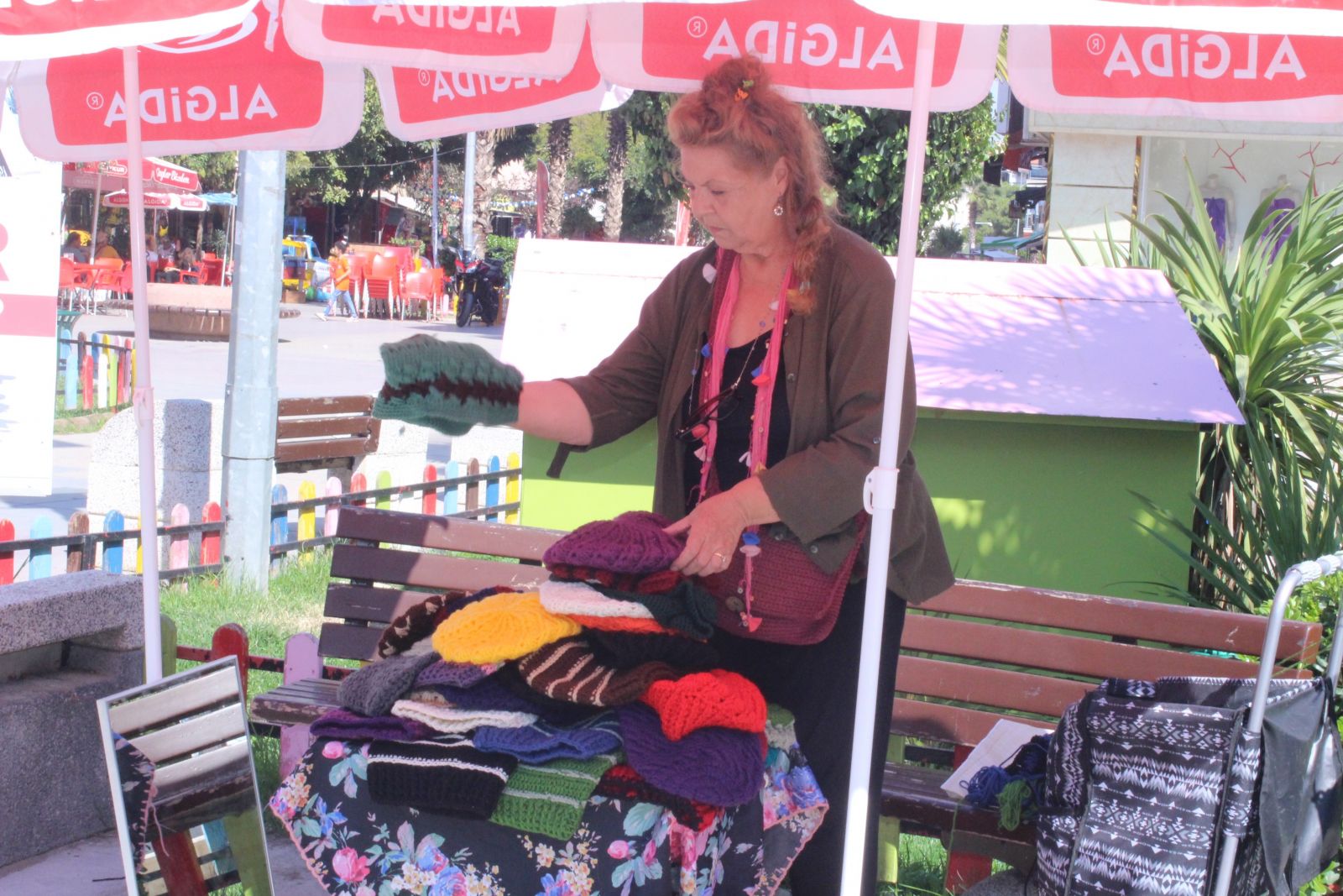 Görenler şoke oldu! Ünlü oyuncu Fatma Belgen pazarda bere satıyor