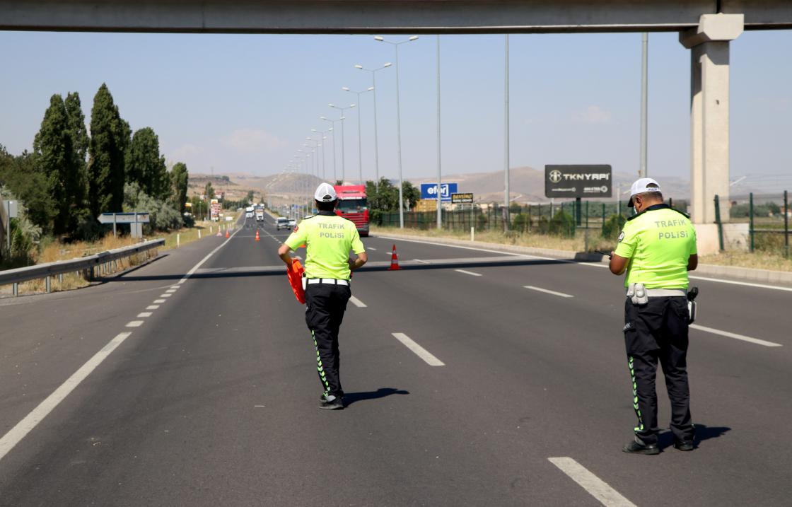 Bayram dolayısıyla kara yollarında sıkı trafik tedbirleri uygulanmaya başlandı