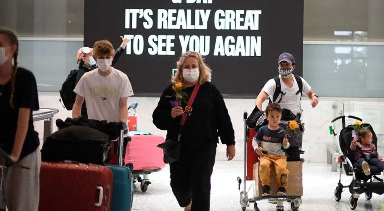 Avustralya’ya 20 ay sonra ilk uçak indi: Duygusal anlar yaşandı