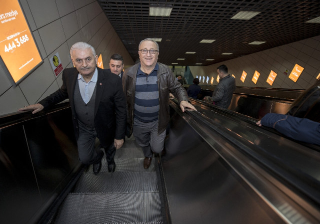 Binali Yıldırım, Marmaray'a binip yolcularla sohbet etti