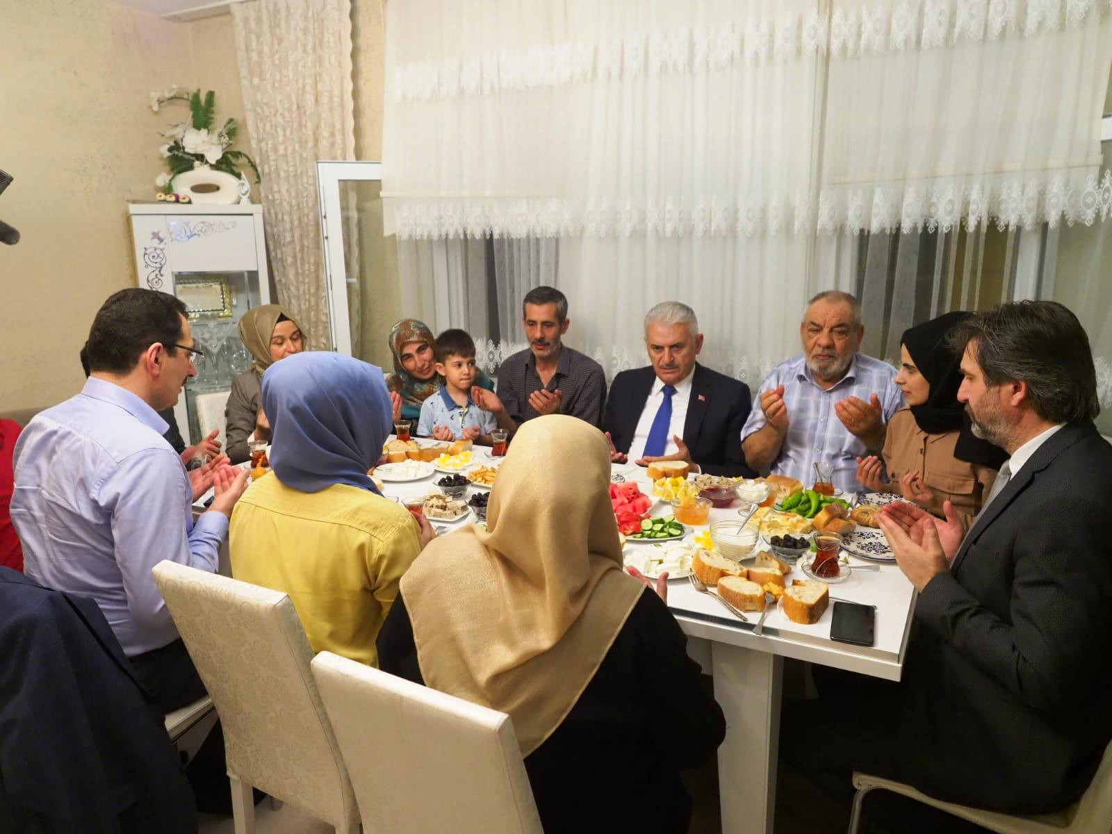Binali Yıldırım sahurda Laçin ailesinin evine misafir oldu