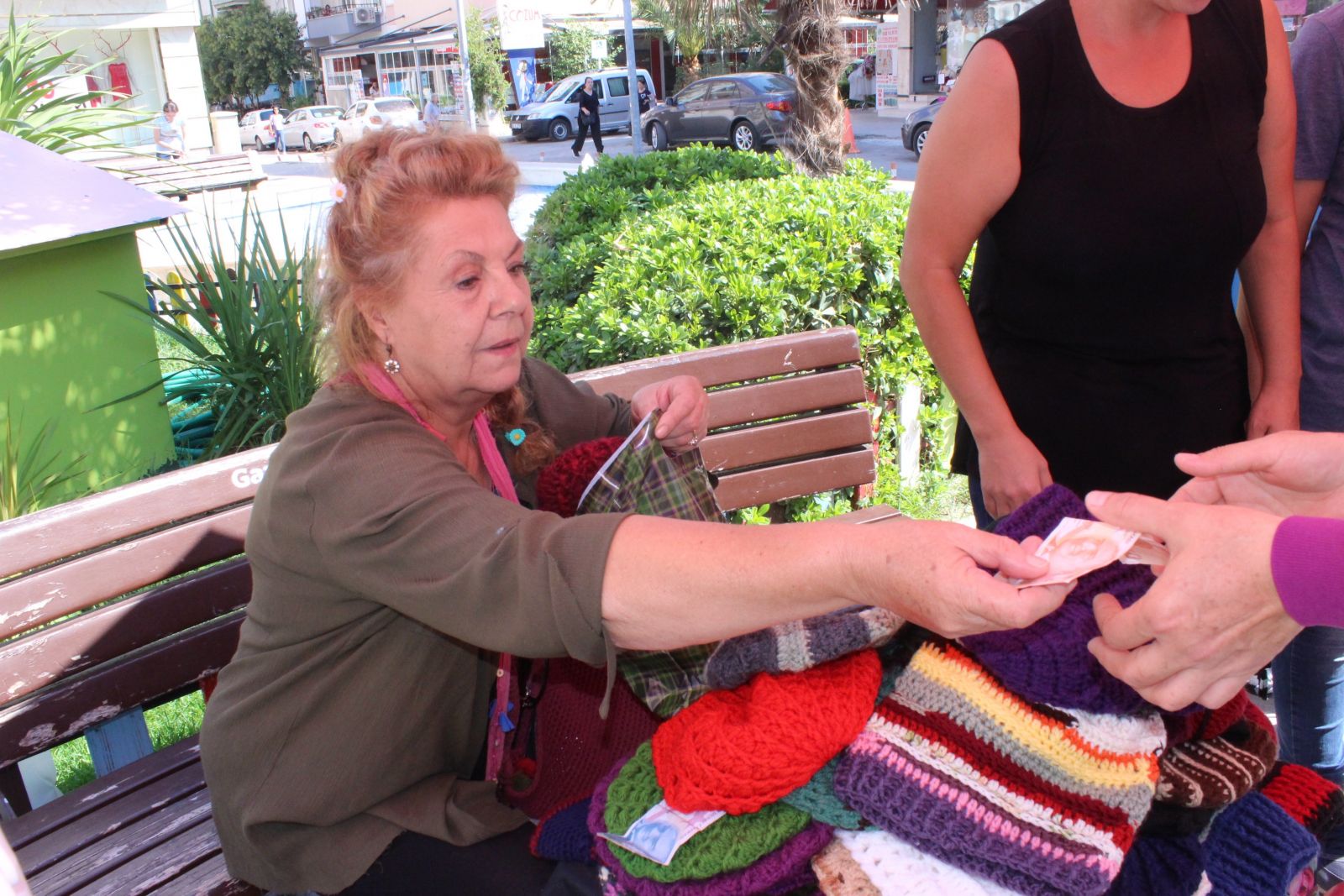 Görenler şoke oldu! Ünlü oyuncu Fatma Belgen pazarda bere satıyor