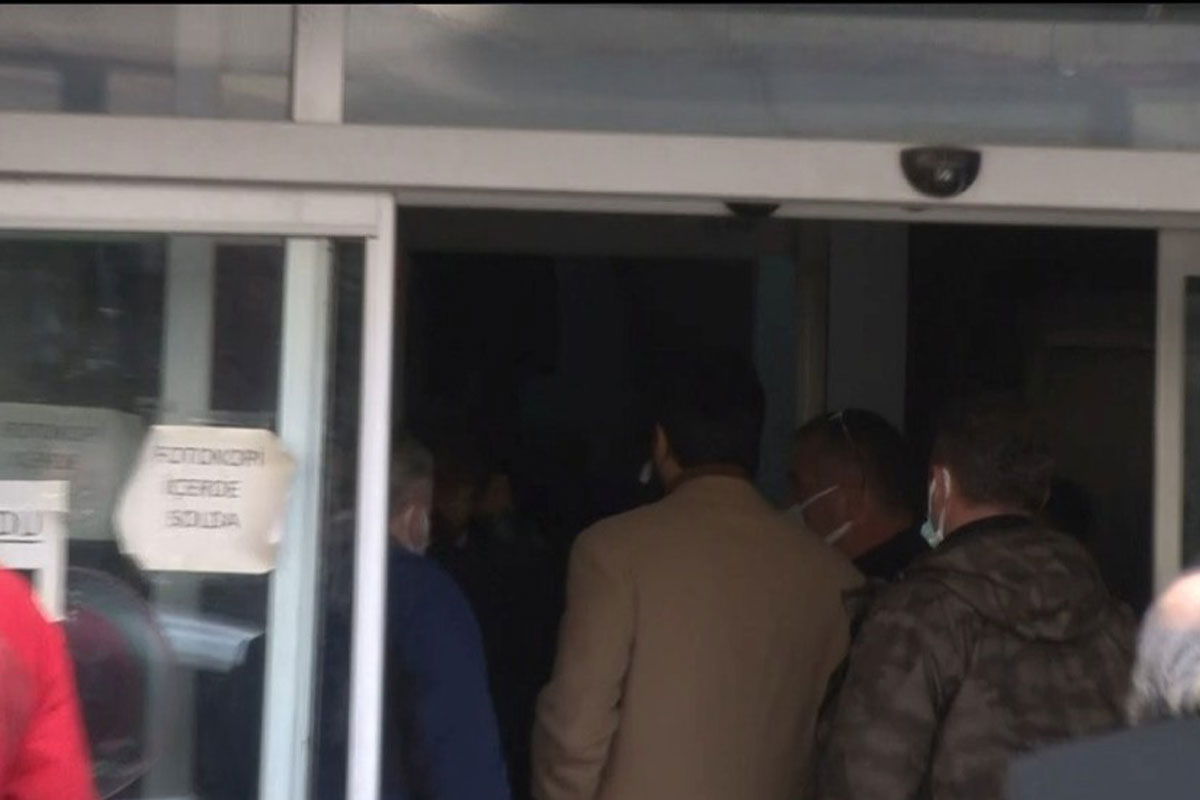 Burak Özçivit, set çalışanlarına hakaretten hakim karşısına çıktı