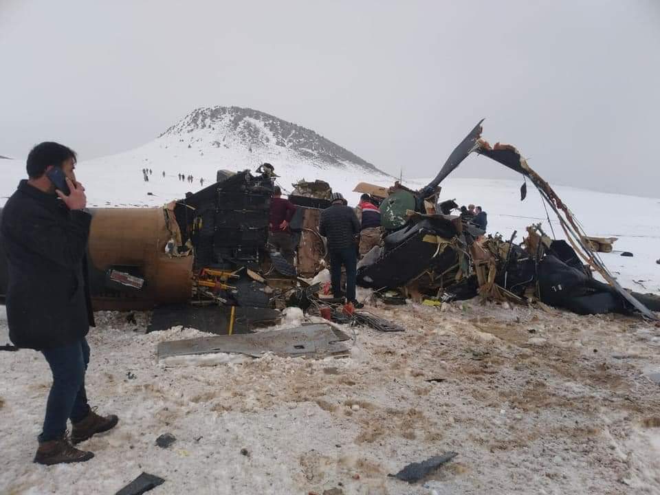 Bitlis'te askeri helikopter düştü: 11 askerimiz şehit oldu