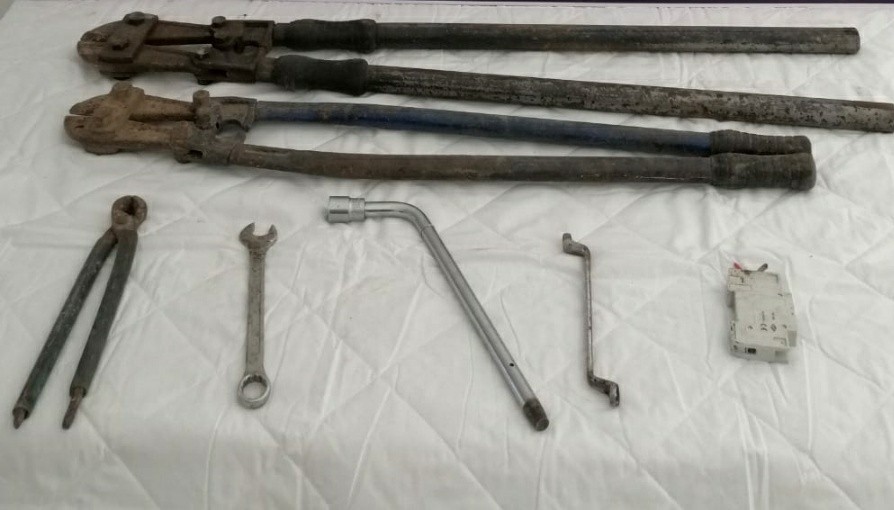 Kuzey Marmara Otoyolu'ndan bariyerleri çalan 2 şahıs yakalandı