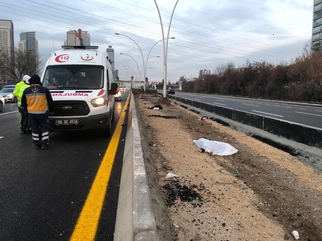 Ankara'da yolun karşısına geçmeye çalışan 2 kadın hayatını kaybetti