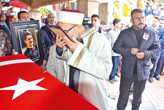 Düşmana karşı dimdik, yaralı teröriste bile merhametli...