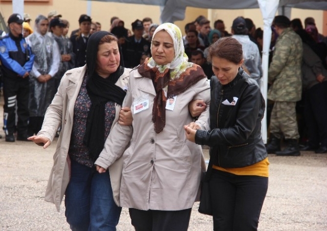 Şehidin minik kızından ağlatan soru: 'Dede, babam nerede'